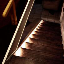 Nussbaum Treppenrenovierung Treppenstufen Licht LED