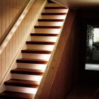 Nussbaum Treppenrenovierung Stufen Licht