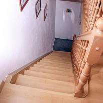 Buche Laminatstufen Treppenstufen aus Laminat.jpg