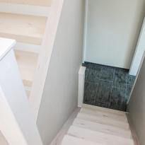 Treppe renoviert mit Nussbaum weiss Laminatstufen