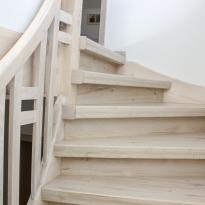 Alte Treppe renoviert weisser Nussbaum